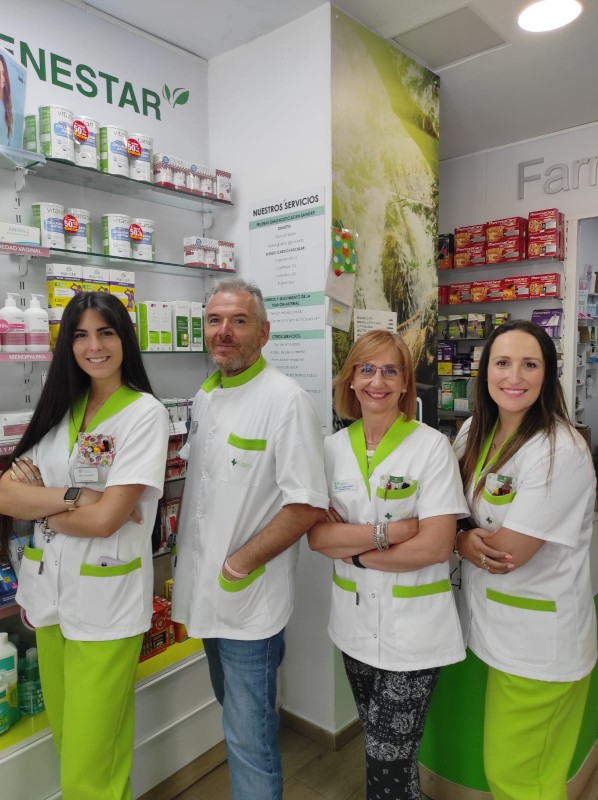 Equipo de farmacia sonriente juntos